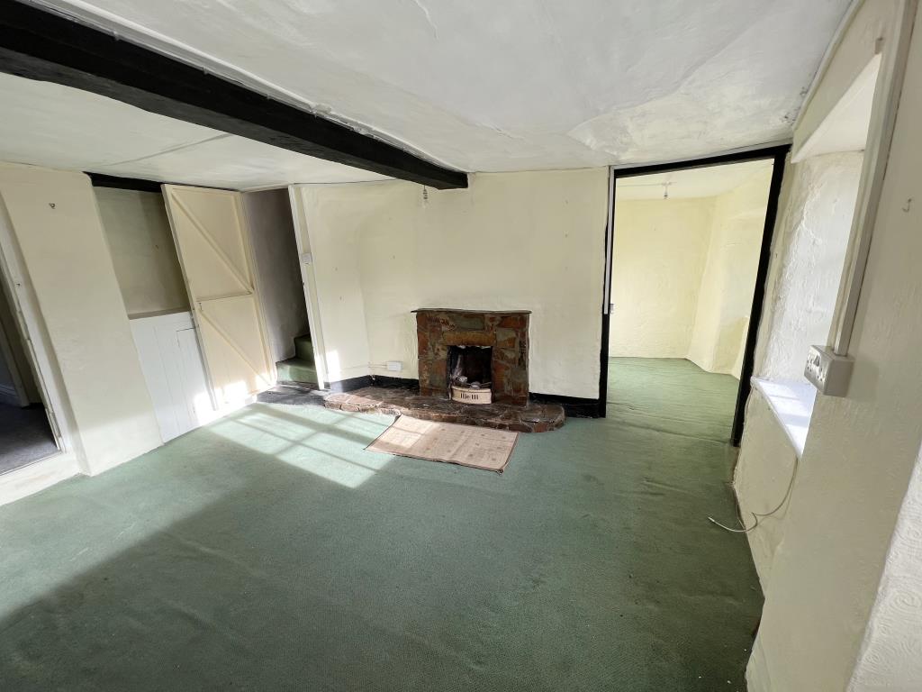 Lot: 7 - COTTAGE FOR REFURBISHMENT IN VILLAGE LOCATION -